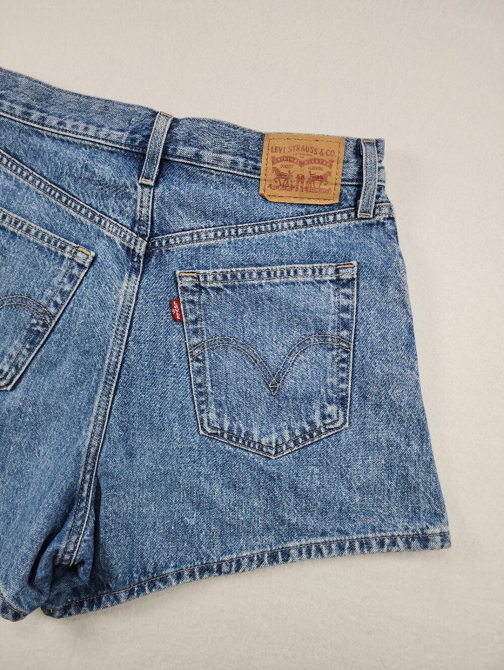 Levi's High Waisted Mom Shorts Women's 29 Medium Wash Denim Jean Shorts - Picture 7 of 12